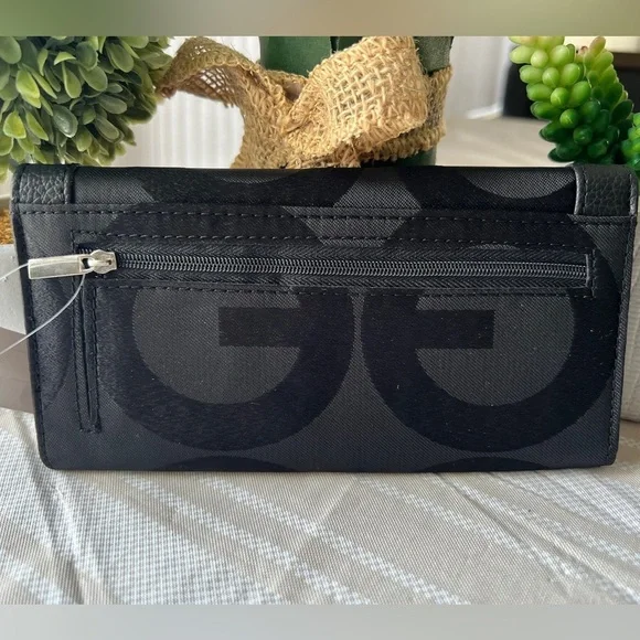 🌸4/$25 Black “G” wallet with studs - Picture 2 of 8